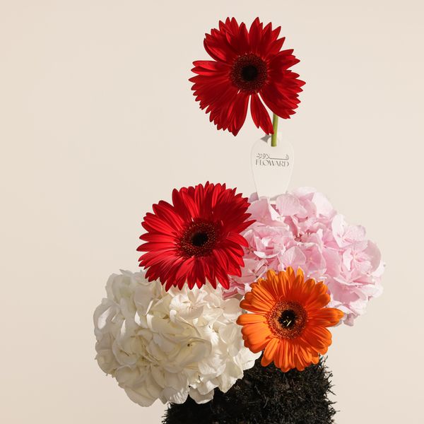 Vibrant Elegance Flowers Vase - Image 4